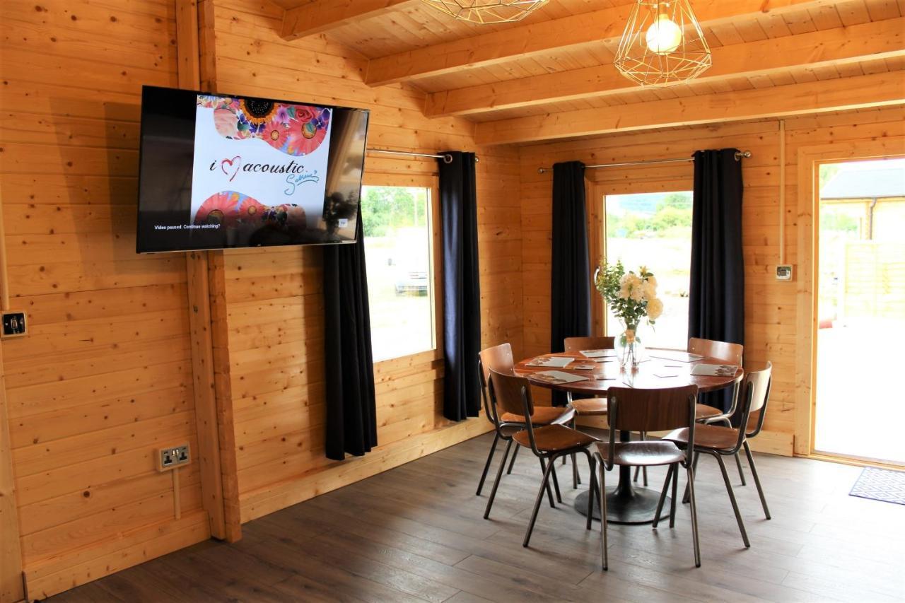 Stunning 5-Bed Cabin In Ashton Under Hill イブシャム エクステリア 写真